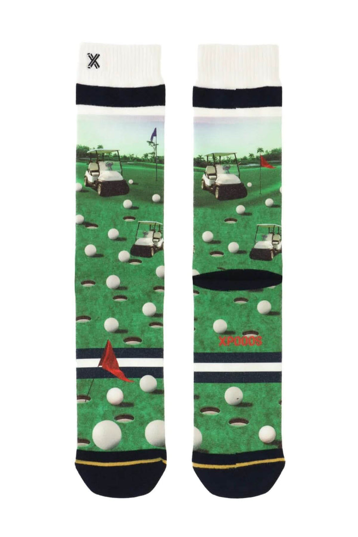 Bas de golf coloré avec motifs de voiturettes et balles sur fond de green, ajoutant du style ludique au look sportif.