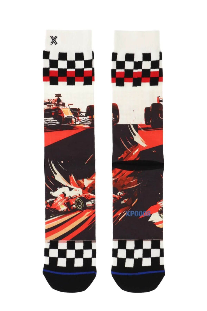 Chaussettes avec motif de voitures de course et drapeau à damier inspiré de la Formule 1, style dynamique et audacieux.