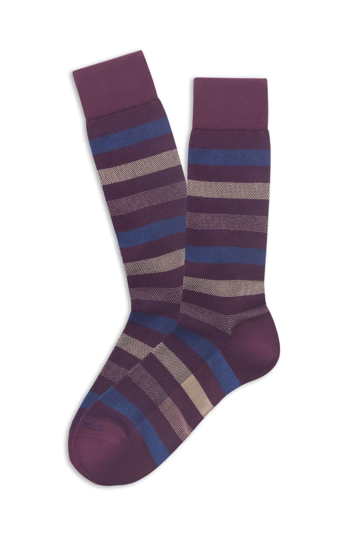 Bas à larges rayures dans des tons de violet, bleu et beige, au design moderne et confortable.