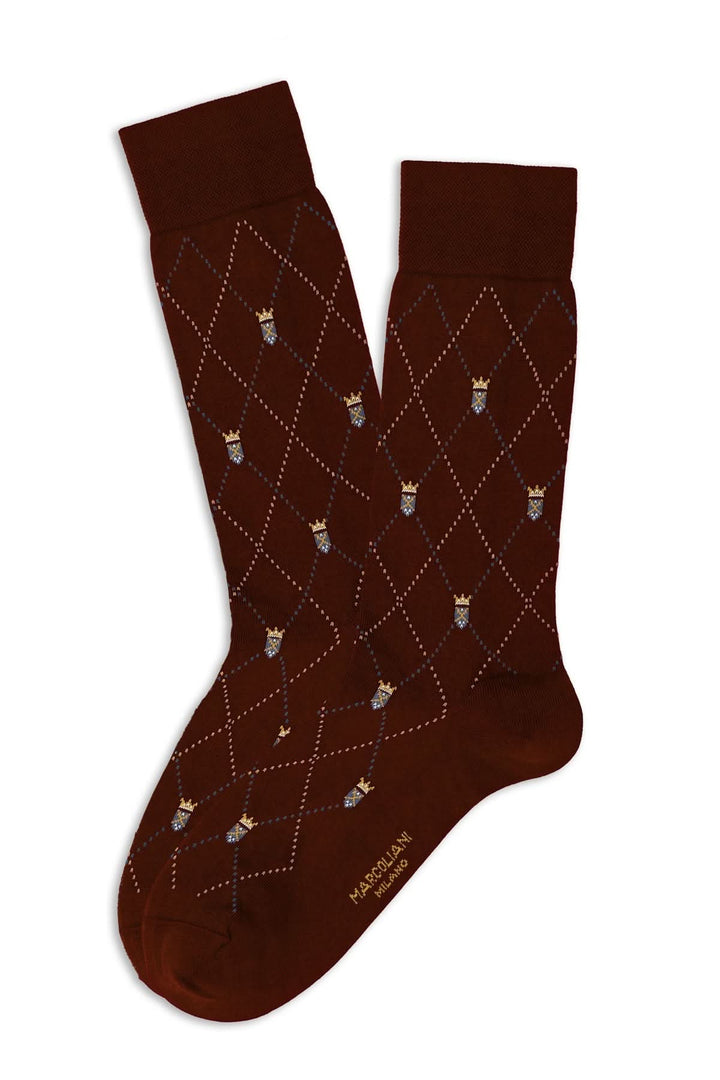 Chaussettes élégantes marron à motif losanges et petites couronnes, alliant confort et sophistication.