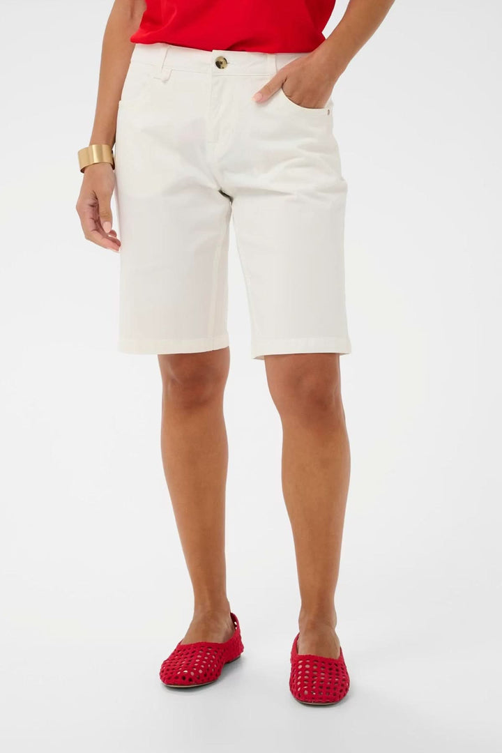 Bermuda classique coupe droite blanc avec taille mi-haute et poches latérales, parfait pour une garde-robe estivale moderne.