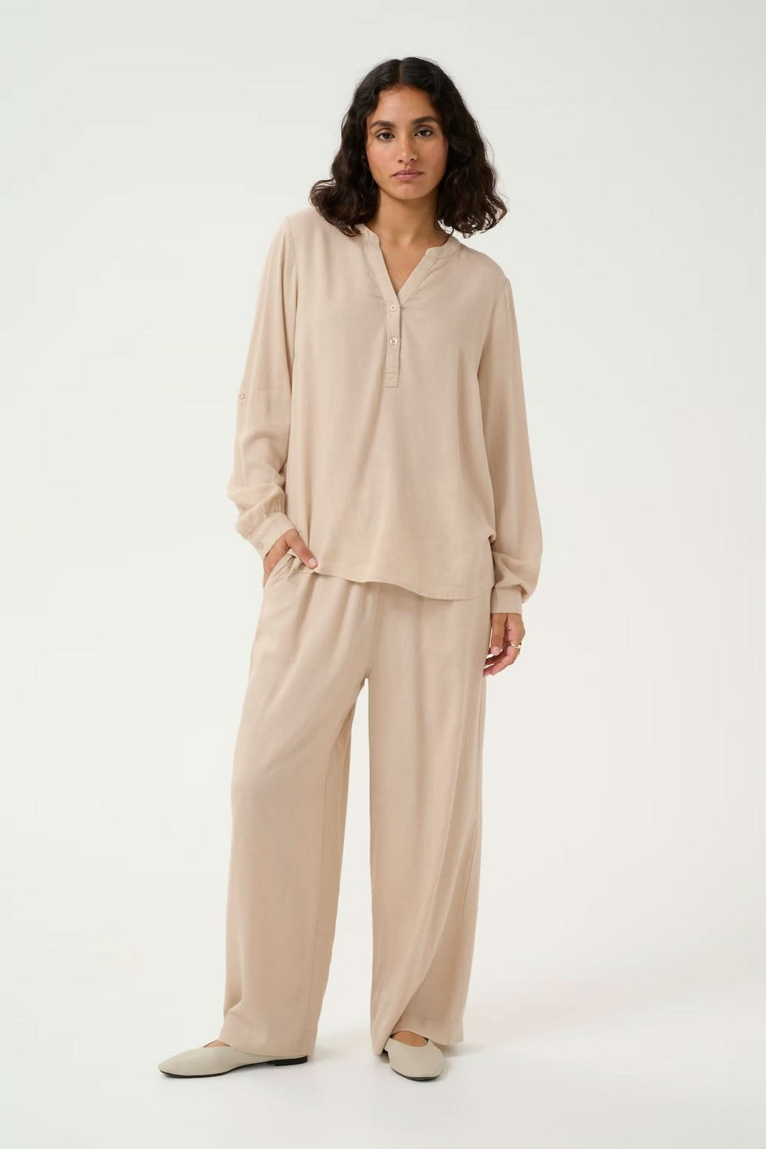 Blouse Milia beige fluide à col tunisien, confort et élégance pour un look décontracté.