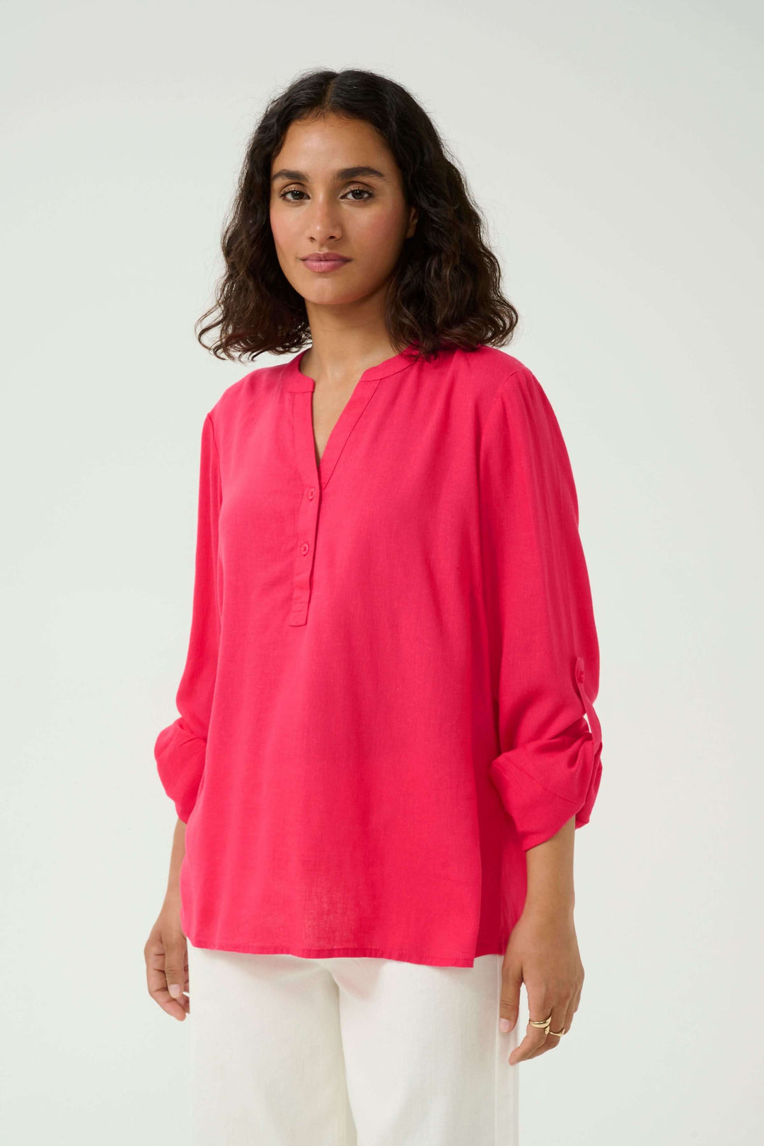 Blouse Milia fluide à col tunisien, manches retroussables, couleur rose fuchsia, style décontracté pour la mi-saison.