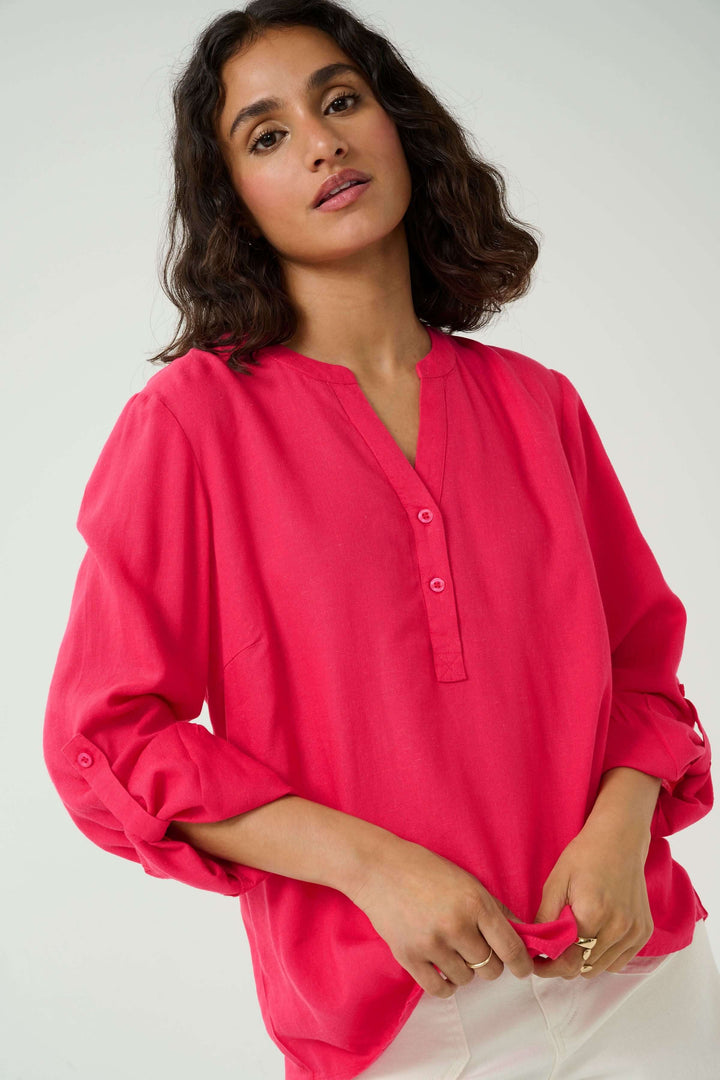 Blouse Milia fluide rose avec col tunisien et manches retroussables, idéale pour un look décontracté.