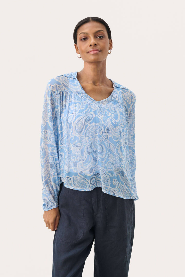 Blouse Nicholina légère en viscose bleue avec imprimé paisley, manches longues et encolure en V.