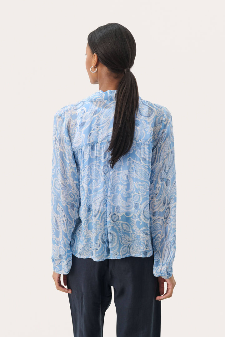 Blouse Nicholina en viscose fluide, imprimé paisley, vue arrière, élégante et confortable.
