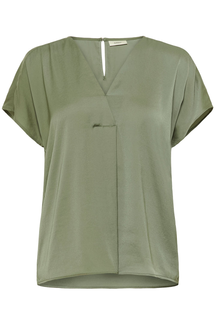 Blouse Rinda verte à manches courtes avec encolure en V élégante et pli raffiné pour une silhouette féminine.