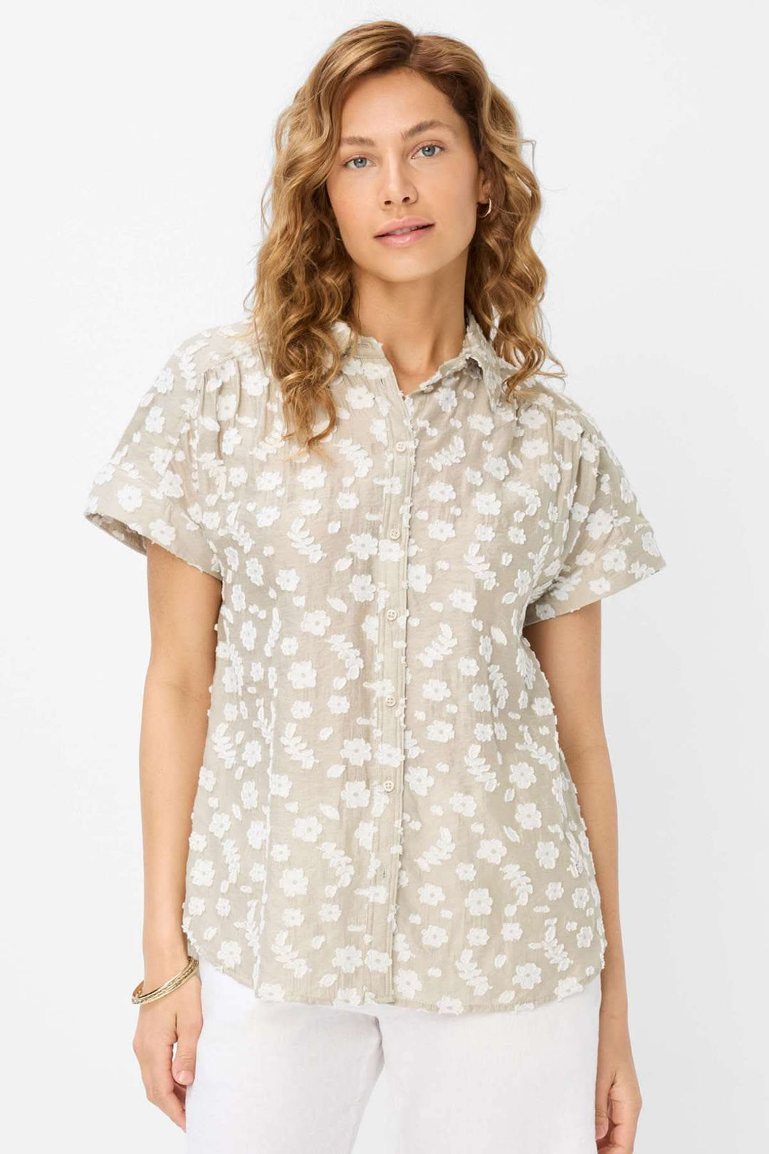 Blouse VIV broderie florale à motifs délicats, coupe oversize, idéale pour les jours d'été.