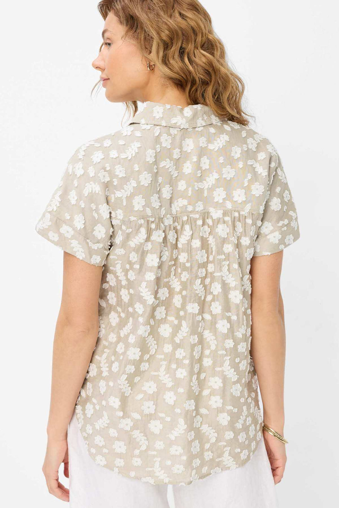 Blouse VIV à broderie florale, détaillant l'arrière avec une coupe oversize et motifs délicats, idéale pour l'été.
