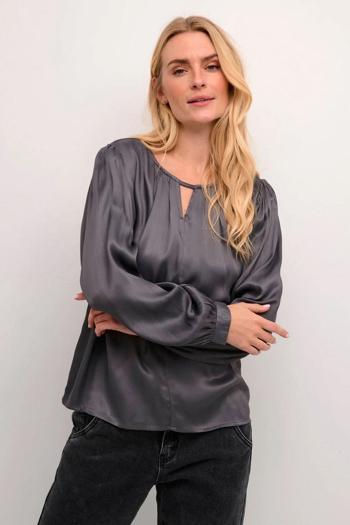 Blouse Viria grise à manches longues, col en goutte d’eau, style élégant et sophistiqué pour un look chic.