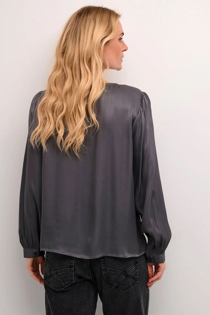 Blouse Viria grise à manches longues avec col en goutte d'eau et légère brillance, design chic et élégant.