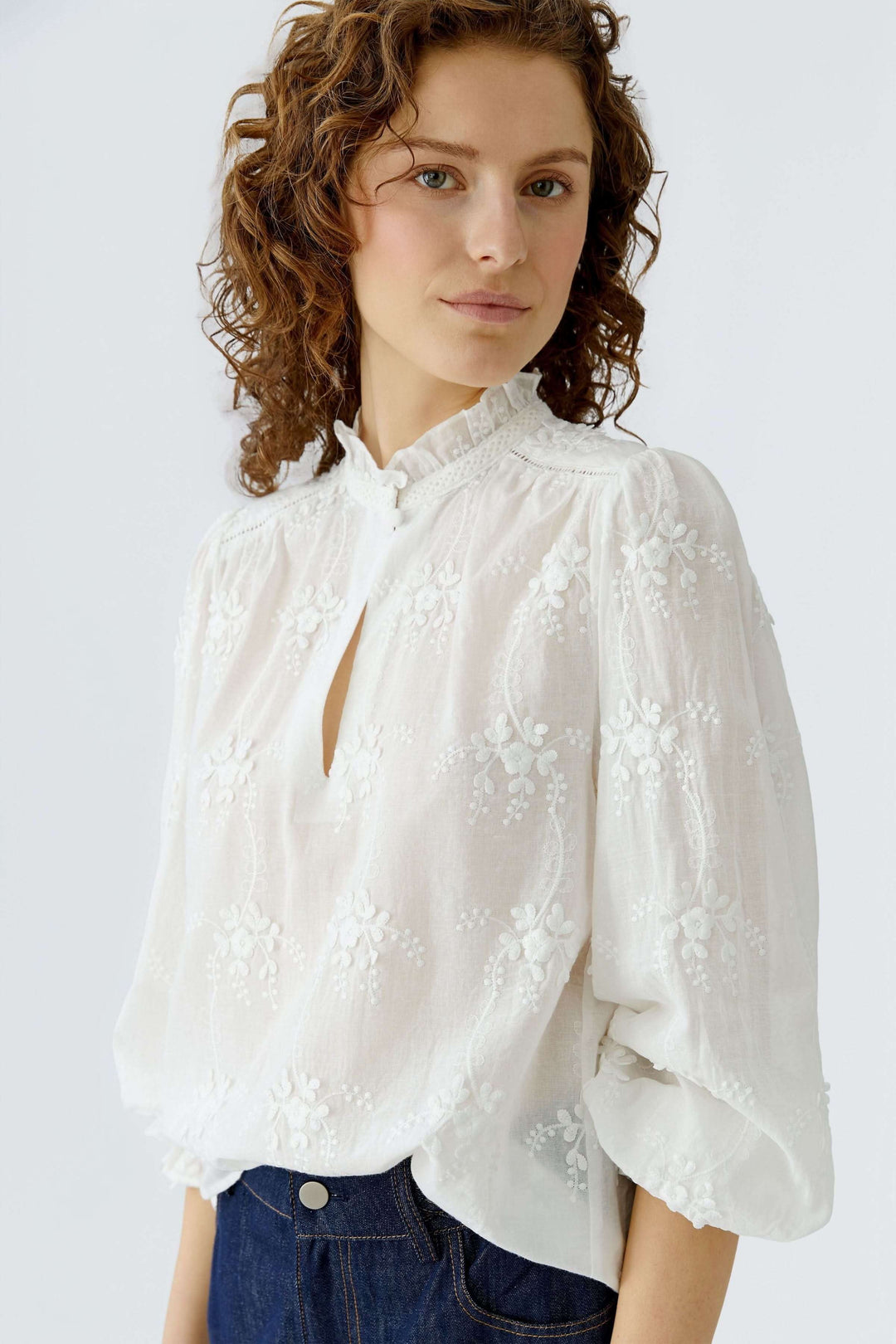 Blouse à broderies florales avec col montant froncé élégance féminine