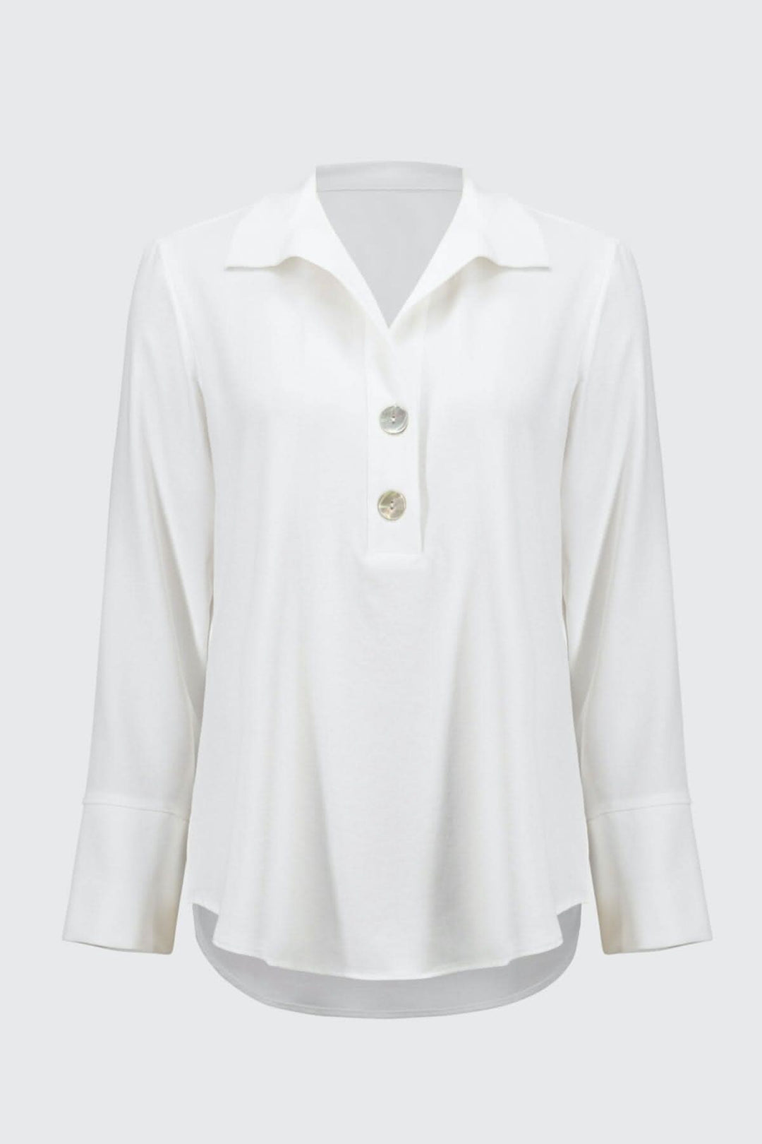 Blouse classique blanche en V, col avec boutons, manches longues, finition soyeuse et arrondie, élégante et confortable.
