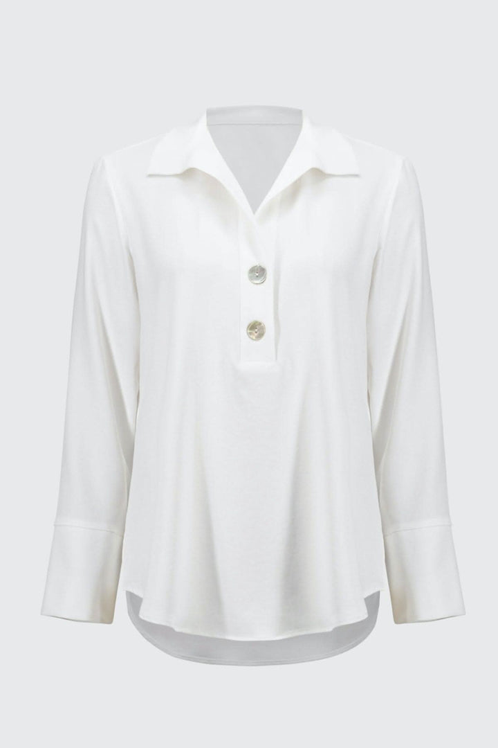 Blouse classique blanche en V, col avec boutons, manches longues, finition soyeuse et arrondie, élégante et confortable.