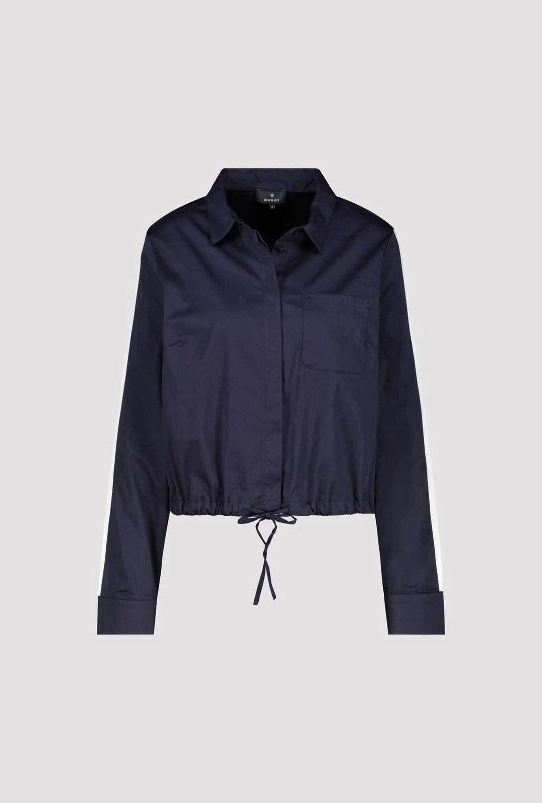 Blouse courte à cordon ajustable noire avec col chemise classique et poche poitrine, coupe moderne et bas modulable.