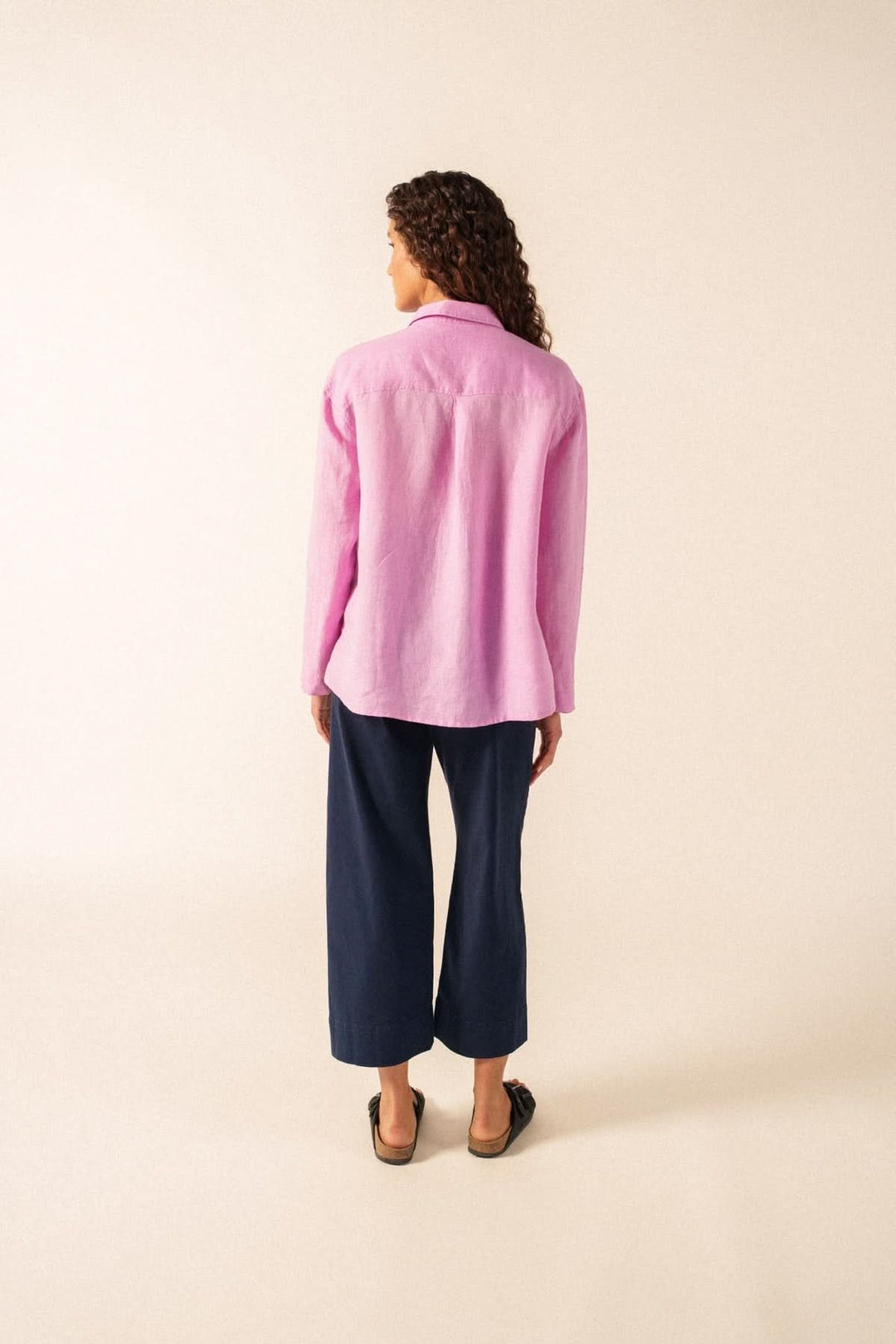 Blouse de lin CHARLENE rose vue de dos, col chemise classique, manches longues, coupe décontractée, confort optimal pour tous les jours.