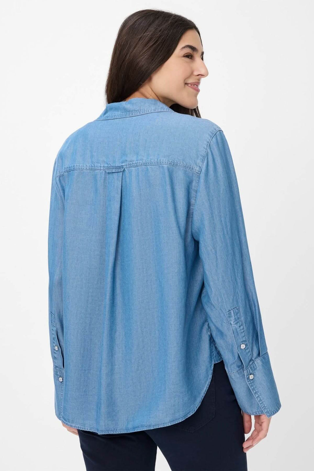 Blouse en jean Vivien de Brax, coupe droite, col chemise, design moderne et décontracté, vue arrière.