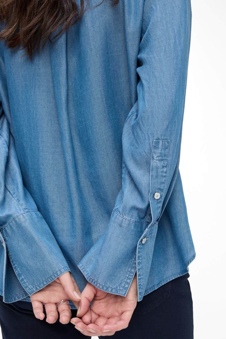 Blouse en jean VIVIEN de Brax, vue arrière, avec larges poignets et ourlet arrondi, style moderne et décontracté.