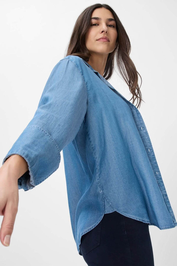 Blouse en jean Vivien de Brax, coupe droite, col revisité, style moderne et décontracté.