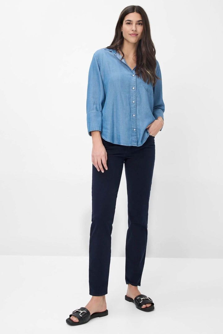 Blouse en jean VIVIEN de Brax, coupe droite, col chemise, tenue décontractée et moderne, style urbain élégant.