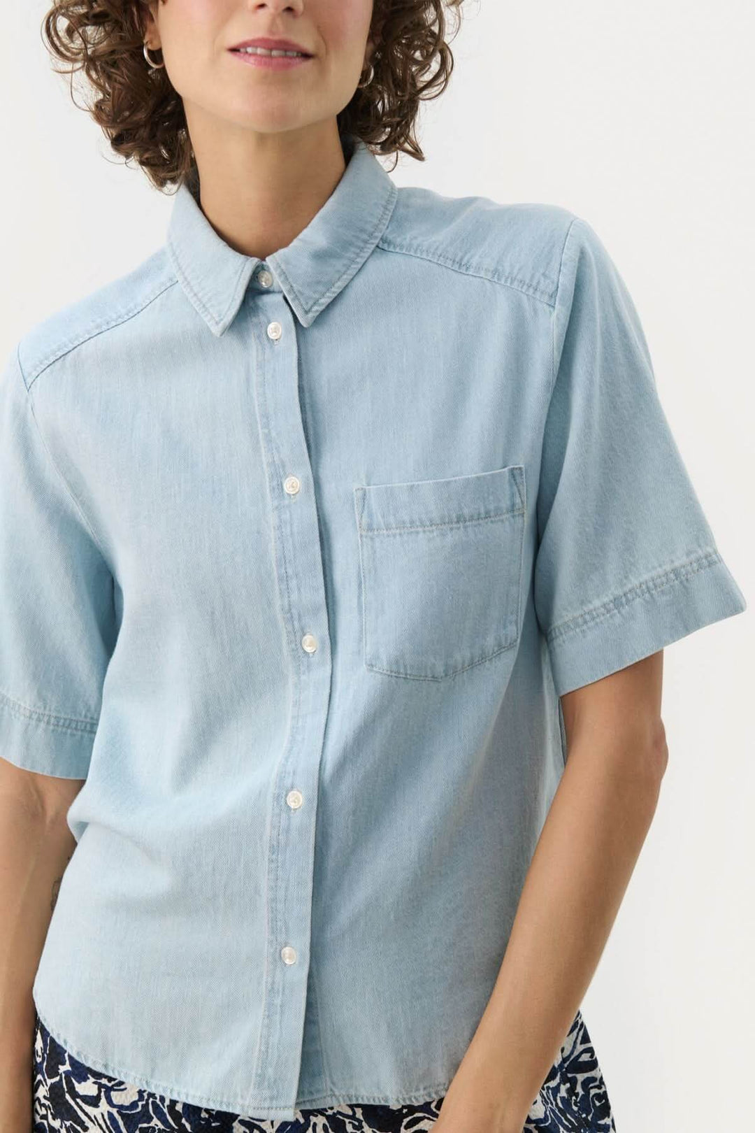 Chemise en jeans Nicla à manches courtes, délavage clair, coupe décontractée, idéale pour un look polyvalent.