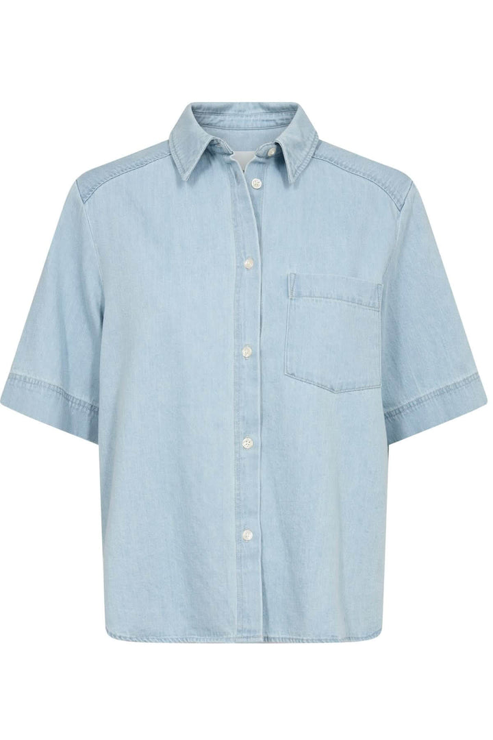 Chemise en jeans à manches courtes couleur bleu clair, coupe décontractée, idéal pour un look casual.