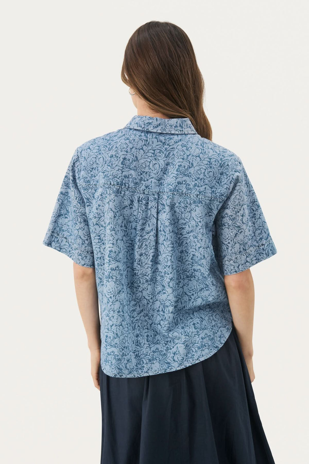 Vue arrière de la blouse en jeans Nicla, à manches courtes, au motif léger et délavage doux.