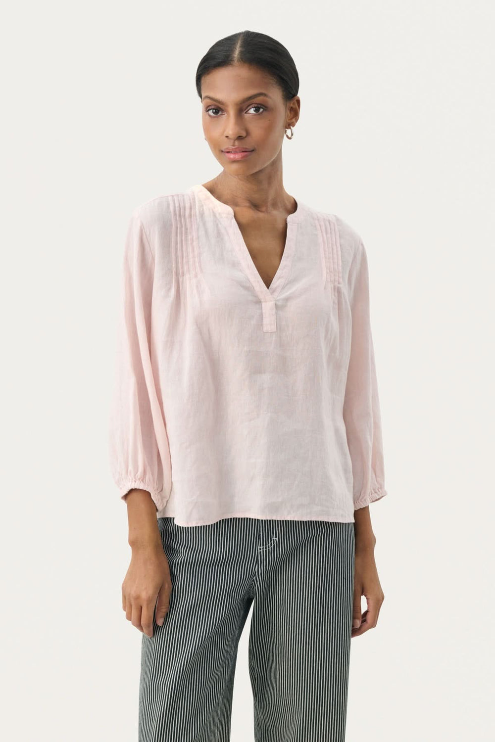 Blouse en lin Nyara, rose, manches 3/4, col rond, décolleté en V, coupe droite, légère et confortable.