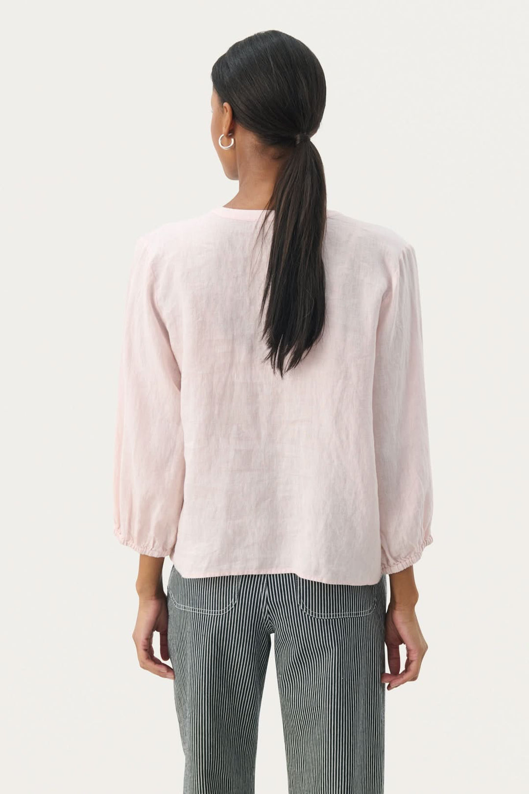 Blouse en lin Nyara rose avec manches 3/4 et coupe droite, vue arrière, parfaite pour un look décontracté.