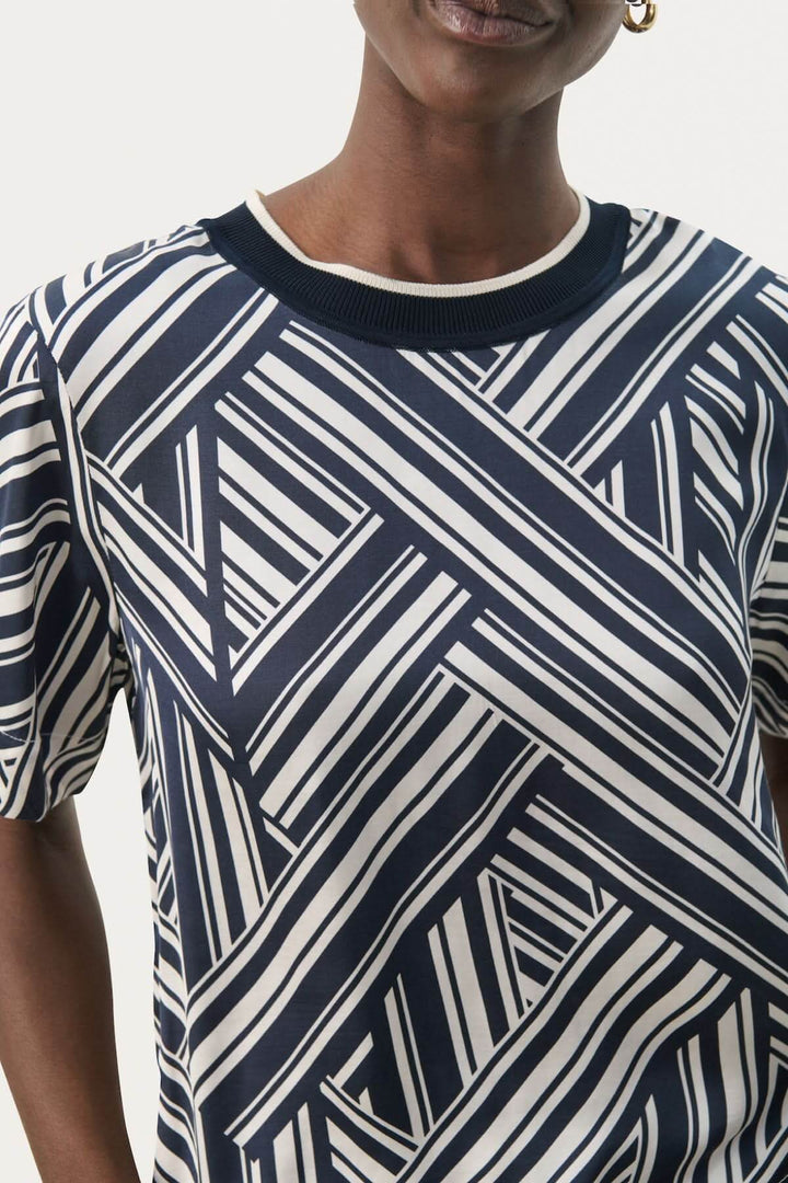Blouse fluide Nadenae avec design à rayures, encolure ronde et manches courtes, offrant légèreté et confort.