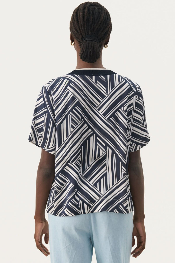 Blouse fluide Nadenae avec motif rayé, coupe confortable et féminine, vue arrière.