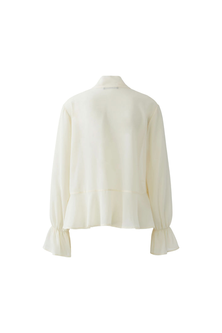 Blouse fluide à cravate col noué avec manches longues et poignets volantés, vue de dos.