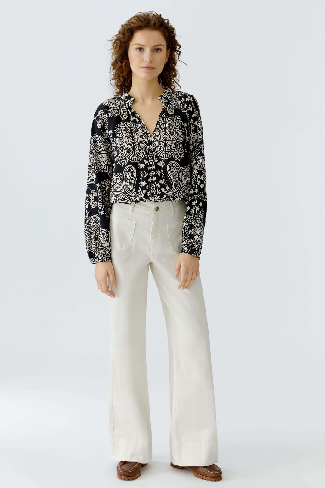 Blouse fluide imprimé graphique bohème, coupe droite, encolure ouverte, idéale pour un look féminin et décontracté quotidien.