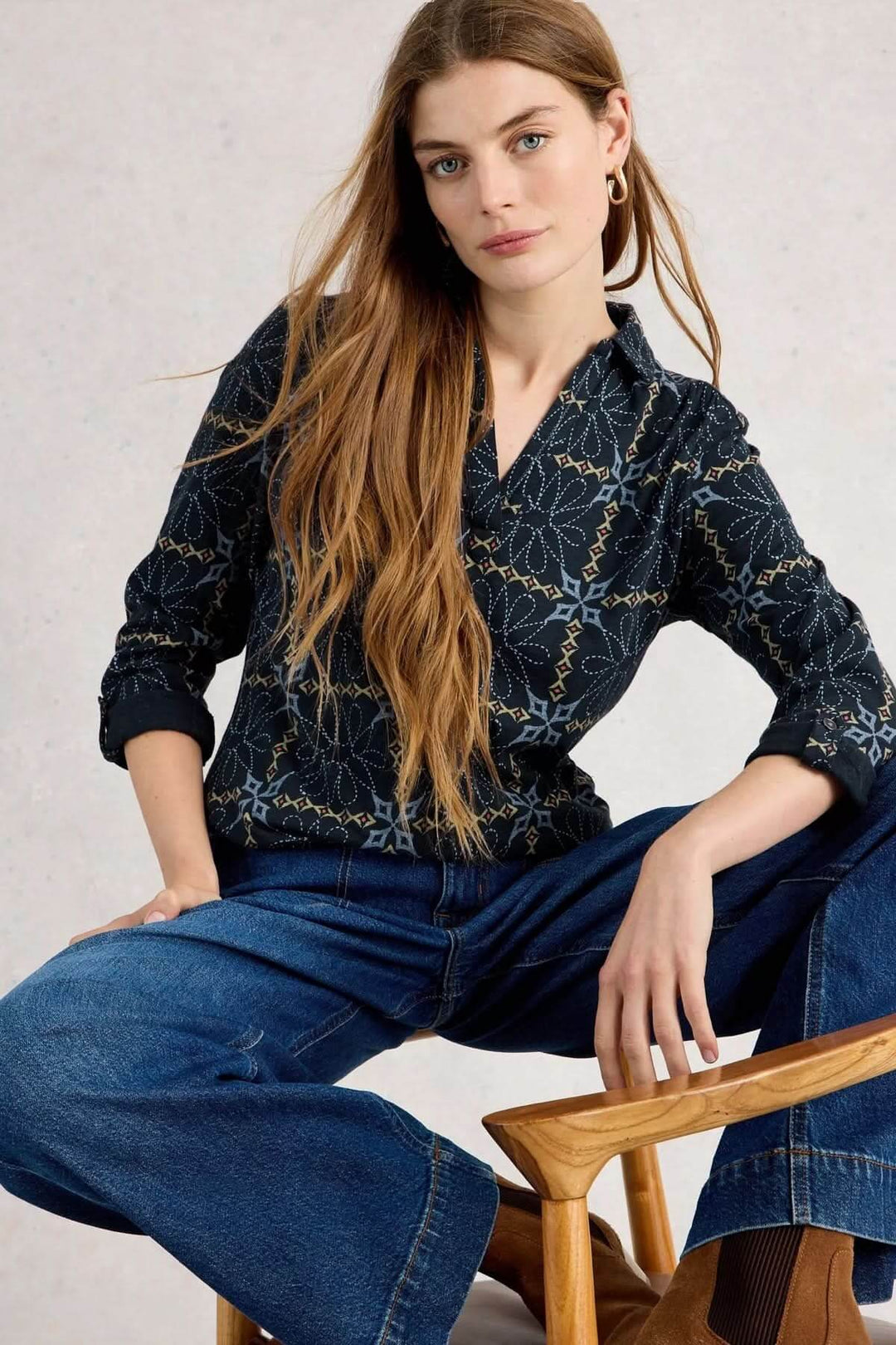 Blouse imprimée manches trois-quarts Allie, silhouette féminine et soignée, coupe fluide, imprimé graphique, encolure fendue.