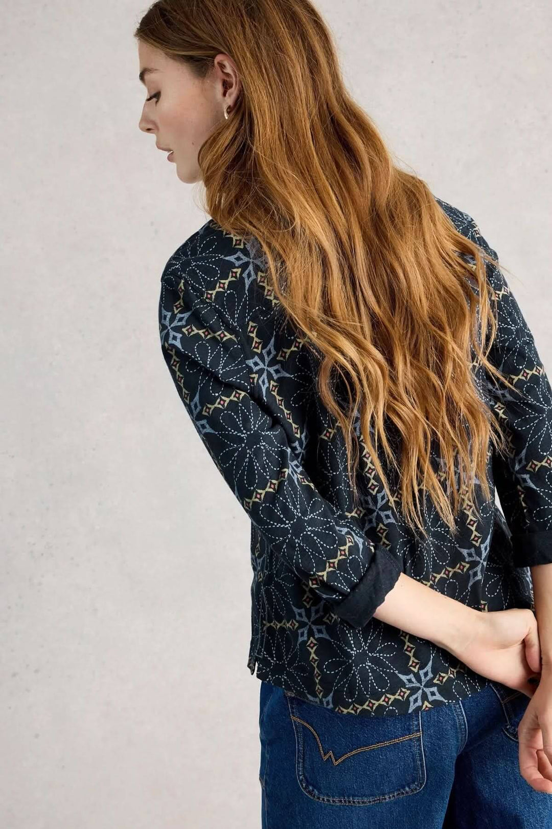Vue arrière de la Blouse imprimée manches trois-quarts Allie avec détails graphiques, portée par une femme aux cheveux longs.