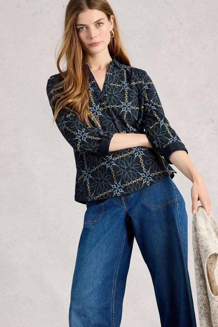 Femme portant la blouse imprimée manches trois-quarts Allie, coupe fluide et imprimé graphique pour un look chic et polyvalent.