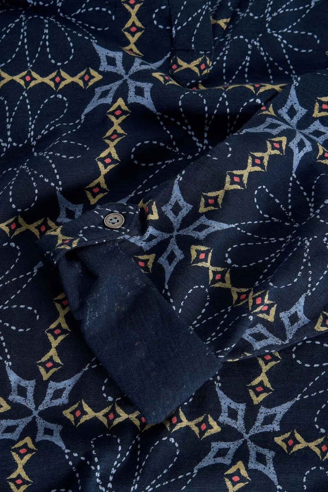 Détail du tissu de la Blouse imprimée manches trois-quarts Allie avec imprimé graphique élégant et coupe fluide.