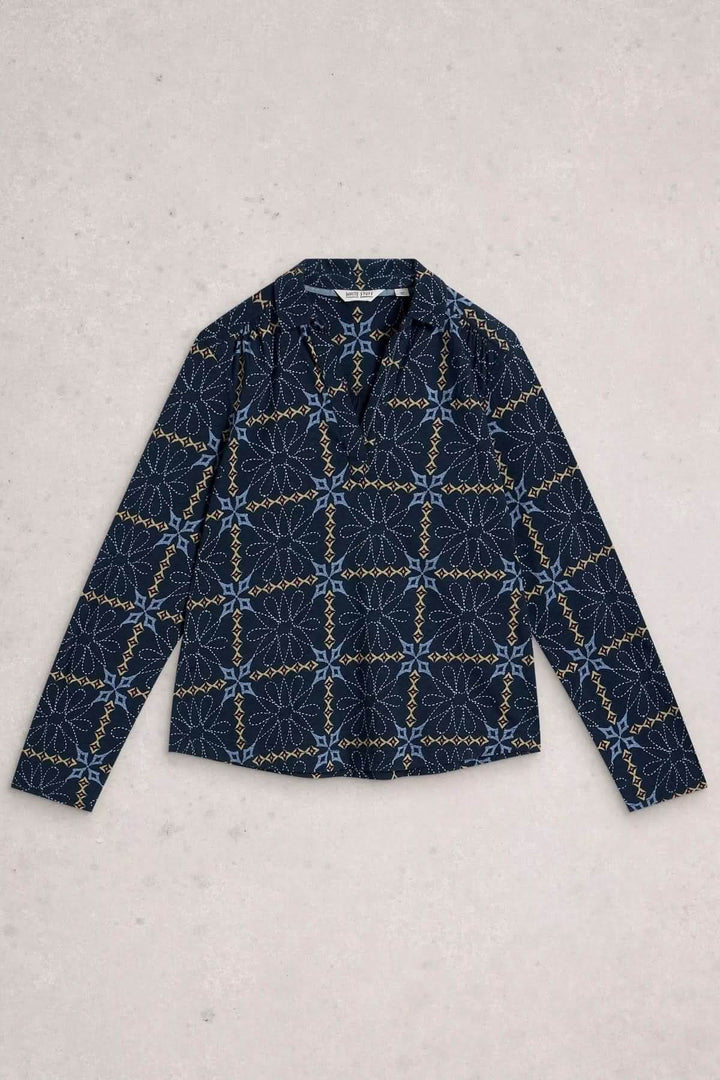 Blouse imprimée manches trois-quarts Allie avec imprimé graphique, encolure fendue, coupe droite légèrement fluide, manches longues.
