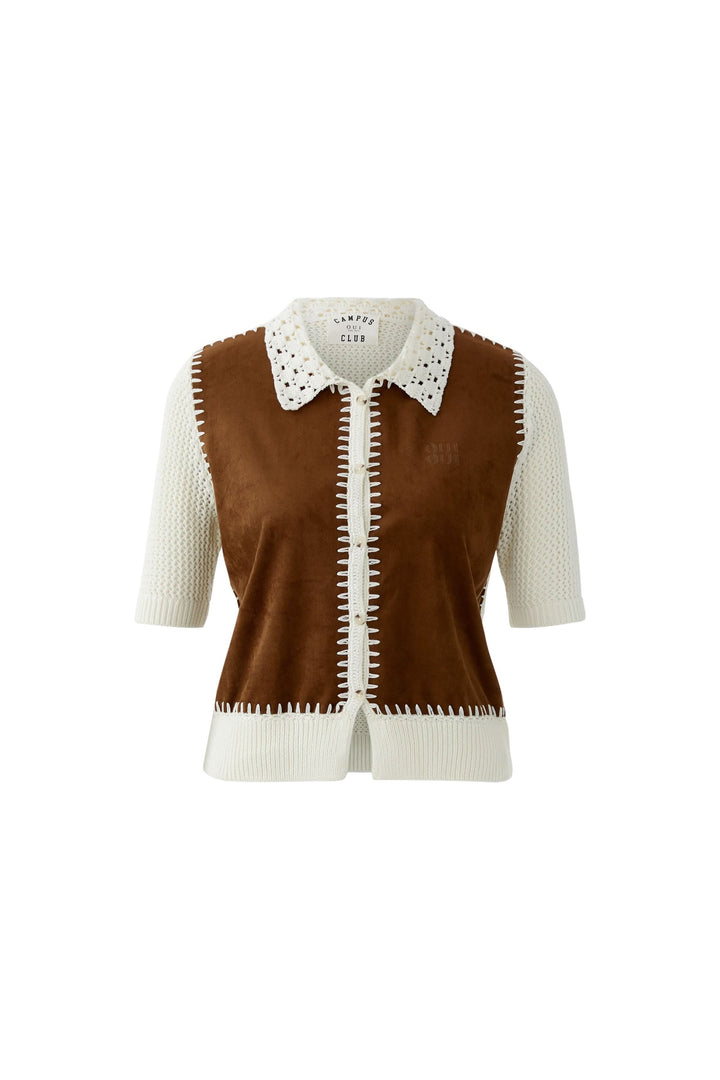 Blouse manches courtes avec col ajouré et détails contrastants en matières variées, coupe droite légèrement ajustée. Décris moi le produit en français.