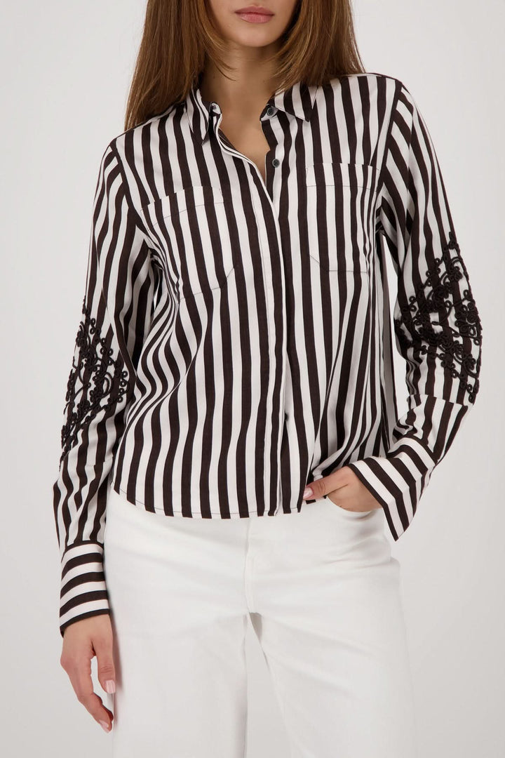 Blouse rayée avec broderies aux manches, élégante et confortable pour bureau ou tenue décontractée.