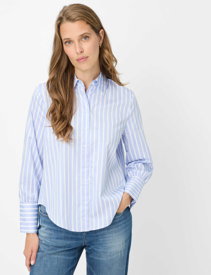 Blouse à rayures classique VICA en tissu léger, idéale pour un look professionnel ou décontracté, portée par un modèle féminin. Décris moi le produit en français.