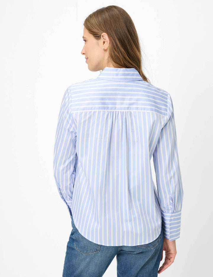Femme portant la Blouse à rayures classique VICA en tissu léger pour un look soigné et confortable de dos.