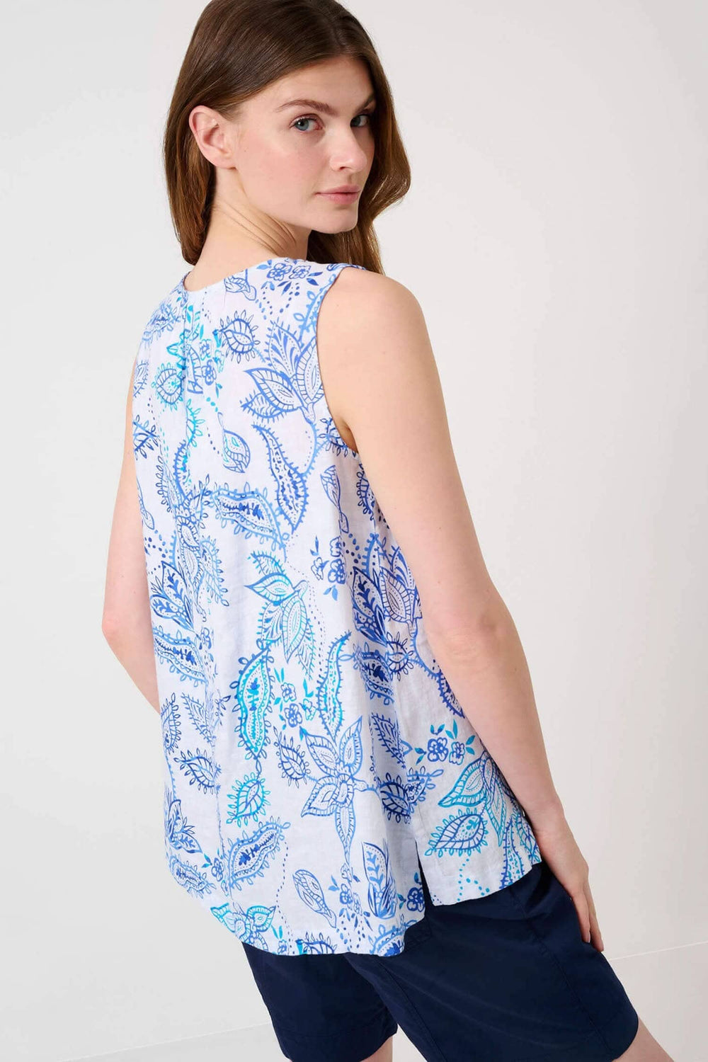 Blouse sans manches Vita en lin à imprimé floral bleu, avec détail de laçage au col et coupe décontractée.