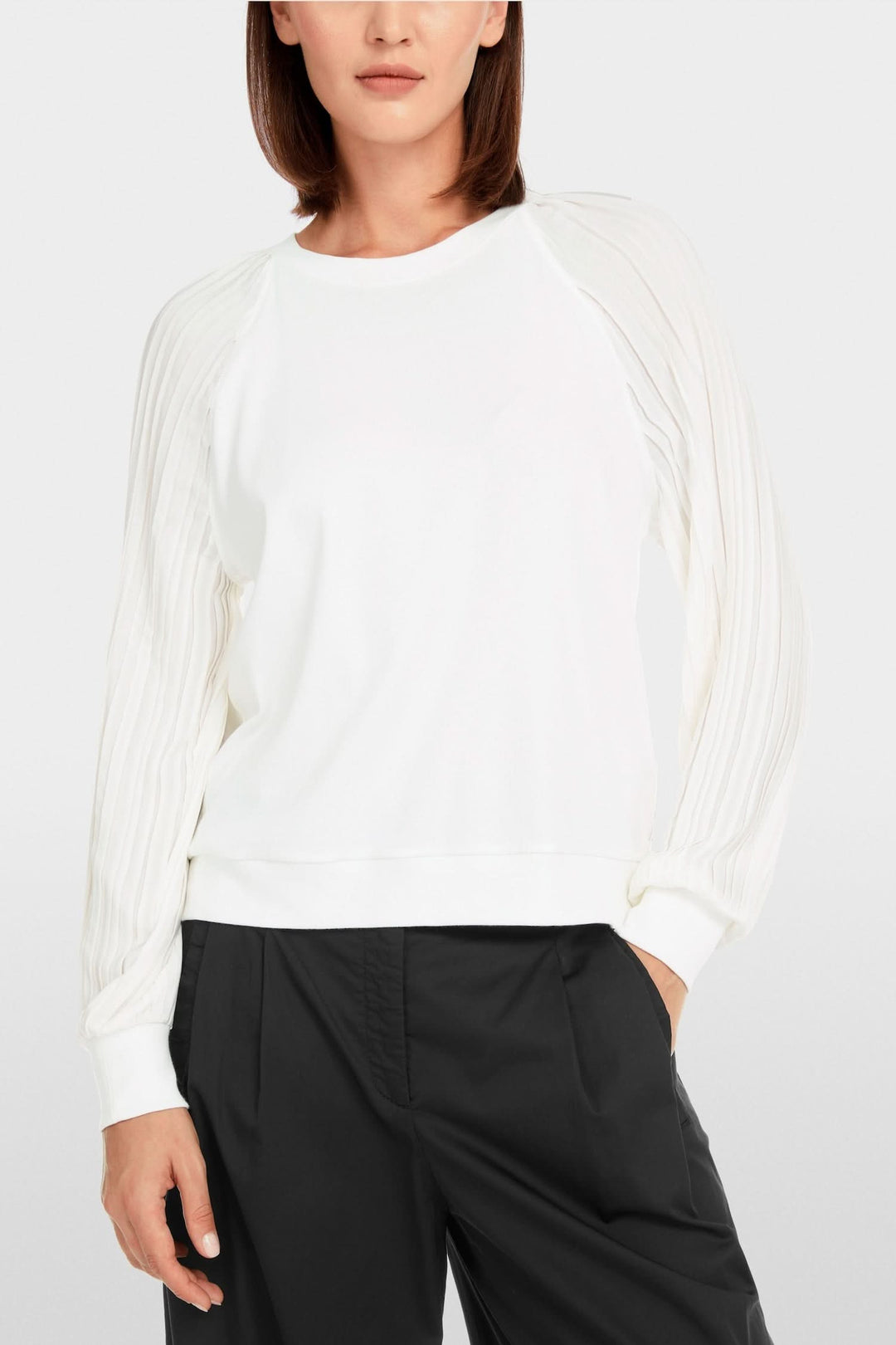 Blouse blanche à manches plissées avec coupe droite et mélange de matières, parfaite pour le confort et le style.
