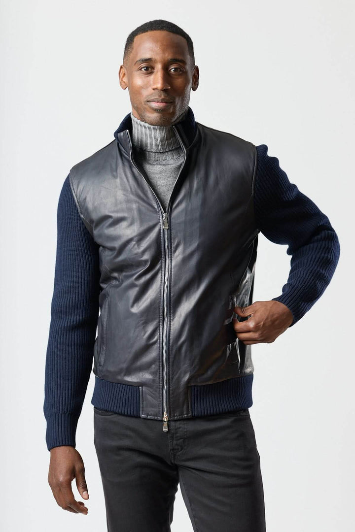 Blouson hybride cuir &amp; tricot zippé pour homme, style moderne et polyvalent, confort des manches en tricot, idéal avec col roulé gris.