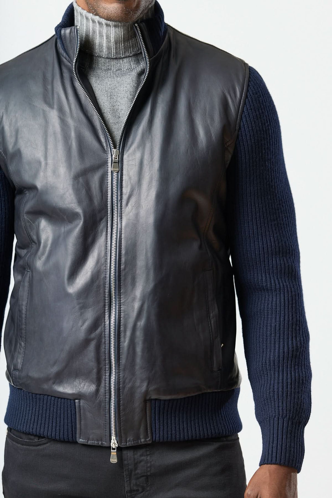 Homme portant un Blouson hybride cuir &amp; tricot zippé avec col roulé gris pour un look moderne et urbain.