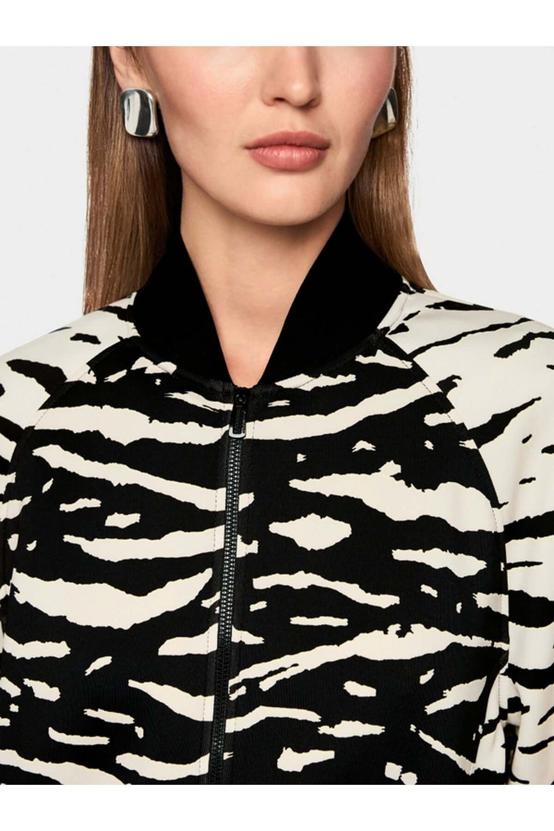 Femme portant un Blouson à imprimé animal avec col tricoté et manches larges, imprimé noir et blanc, détail de clôture zippée