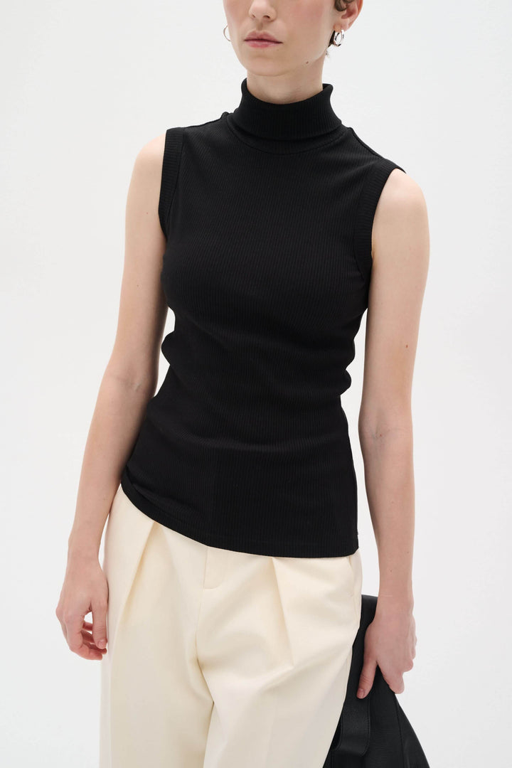 Camisole Dagna noire sans manches à col montant, coupe ajustée en jersey côtelé, élégante et confortable.