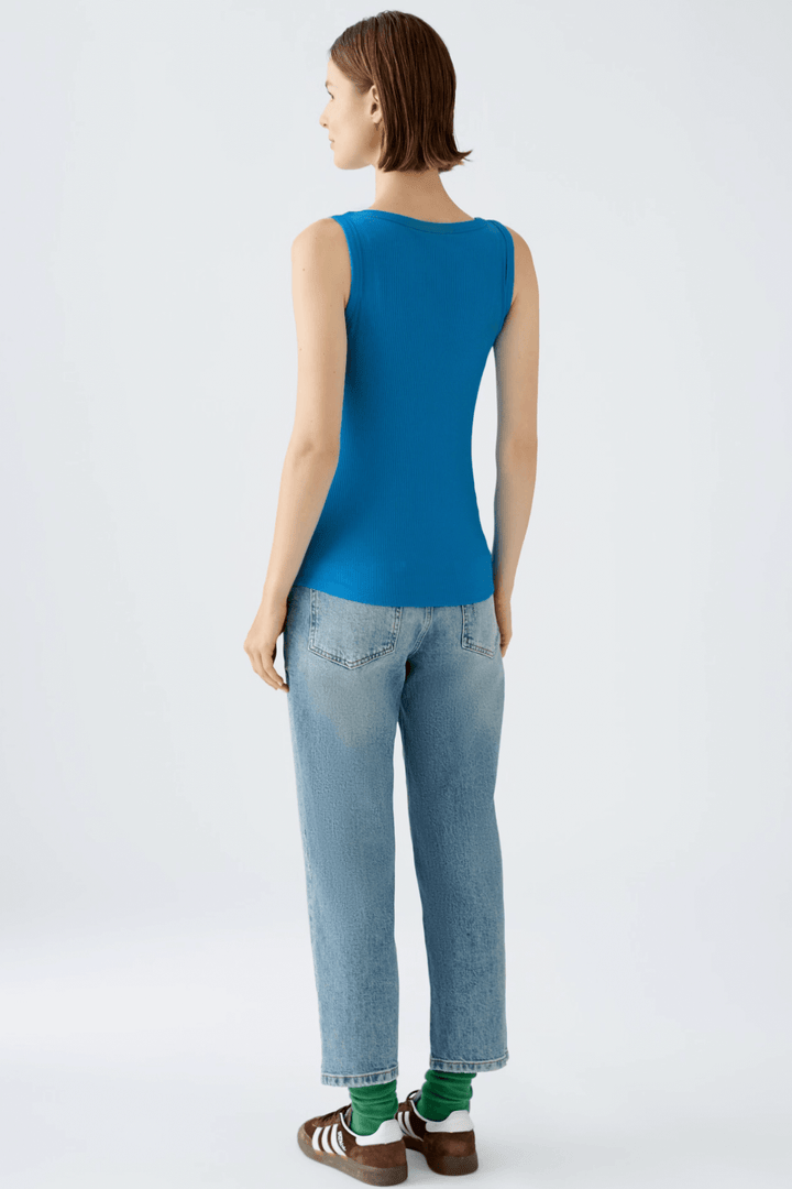 Camisole Filiz en bleu, vue arrière, portée avec un jean décontracté pour un look casual et élégant.