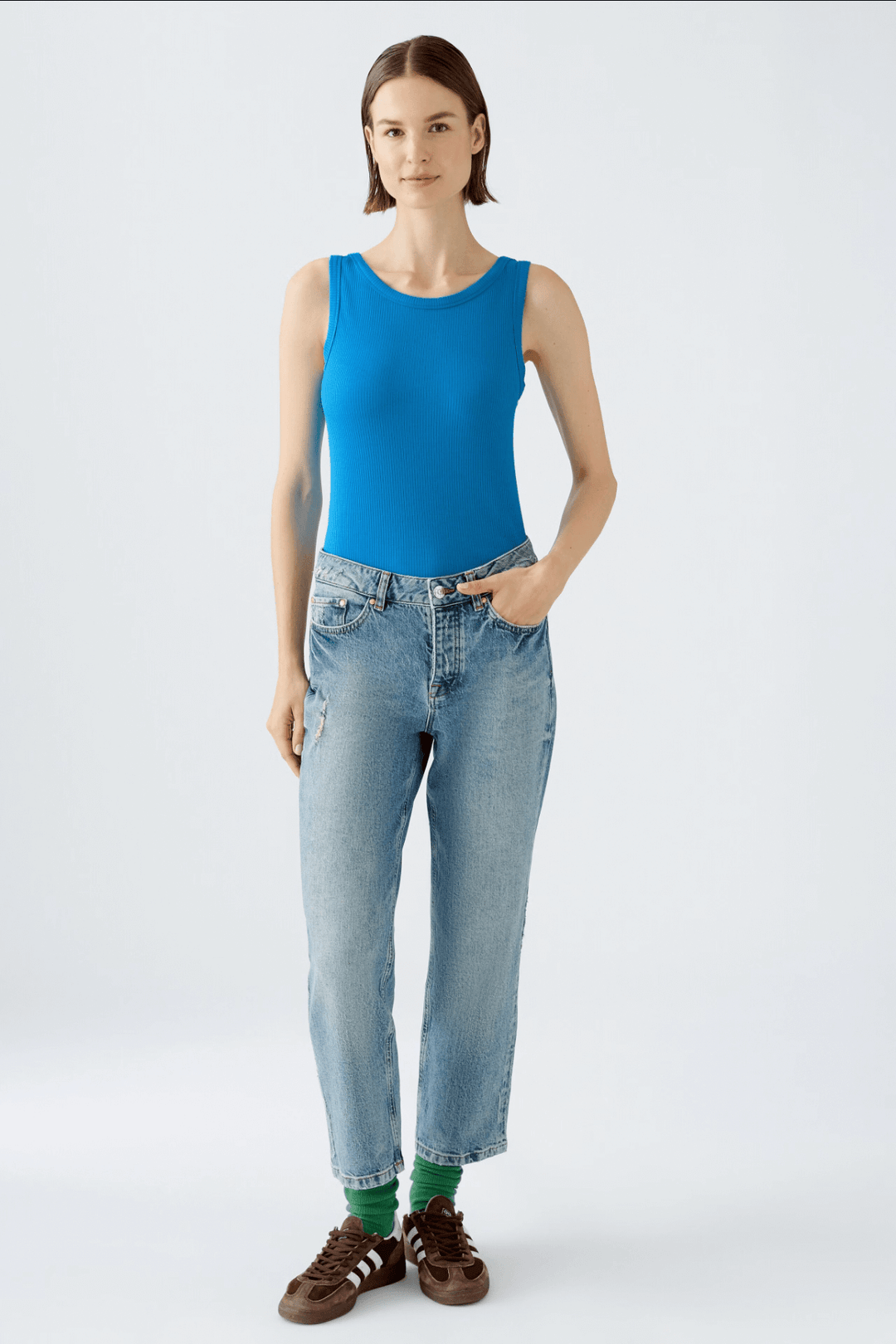 Modèle portant une camisole Filiz bleu vif avec un jean décontracté, illustrant confort et style.